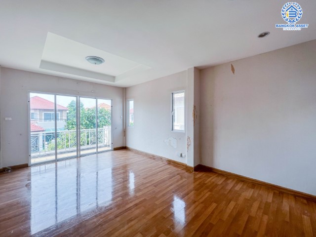 *****บ้านเดี่ยวมือสองย่านปทุมธานี ม.ชวนชื่น บรุ๊คไซด์ บางคูวัด เนื้อที่กว้าง 57.80 ตร.ว. ฟังก์ชัน 3 ห้องนอน 2 ห้องน้ำ ที่จอดรถ 2 คัน ต่อเติมสวย พร้อมเข้าอยู่ สภาพแวดล้อมภายในโครงการดี ตั้งบนทำเลแห่งการเดินทาง เชื่อมต่อถนนกรุงเทพฯ-ปทุมธานี, ถนนศรีสมาน และทางด่วน "ศรีรัช" และ ทางด่วน "ศรีสมาน"